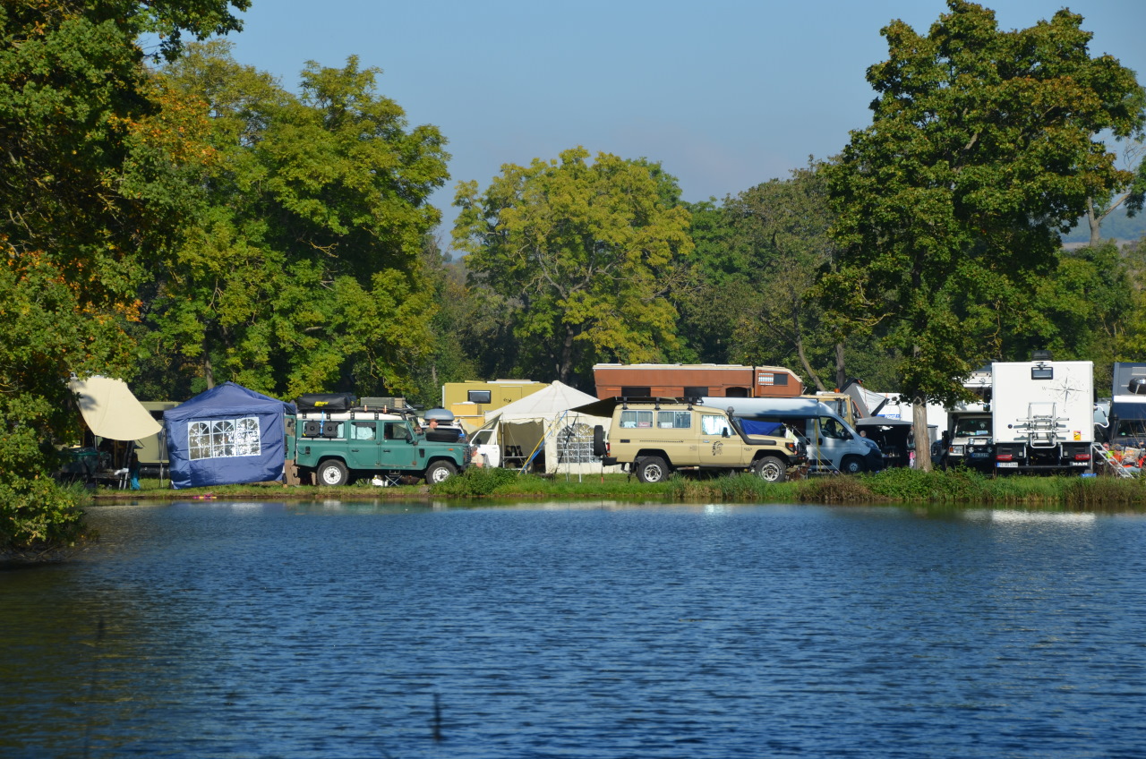 Camping Fahrzeuge auf der OTTO Touristik Messe vor einem blauen See