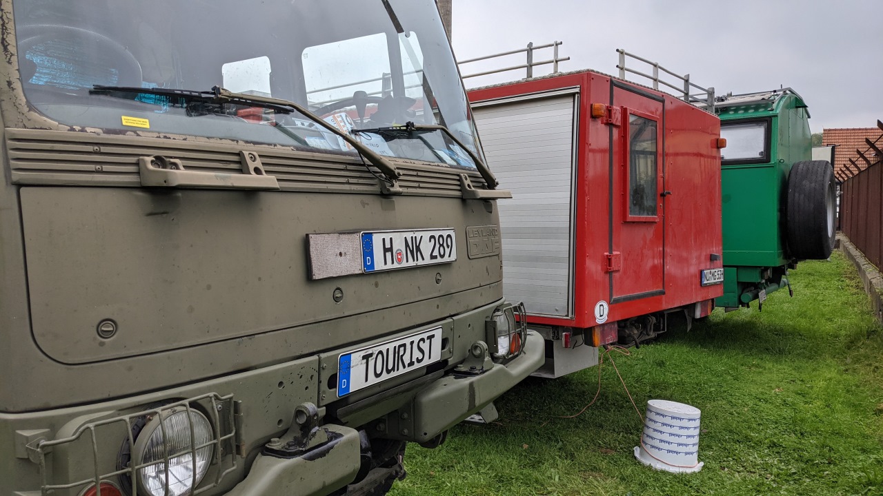 Front DAF t244 neben einem roten Feuerwehrfahrzeug und der Rückseite von einem grünen Mercedes 911