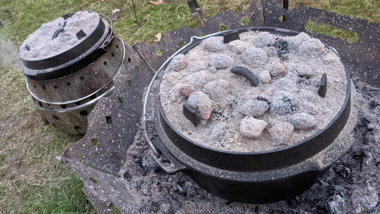 Dutch Oven mit glühenden Kohlen
