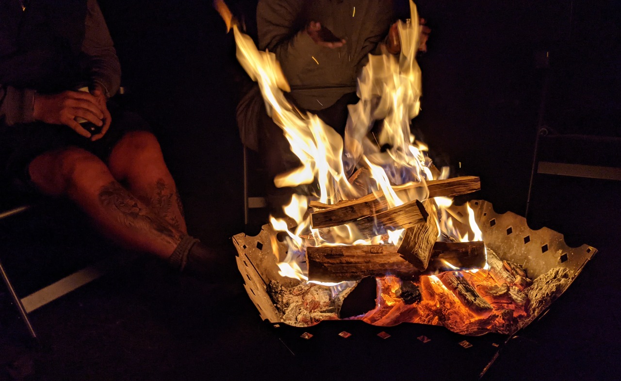 Lagerfeuer mit brennenden Holzscheiten