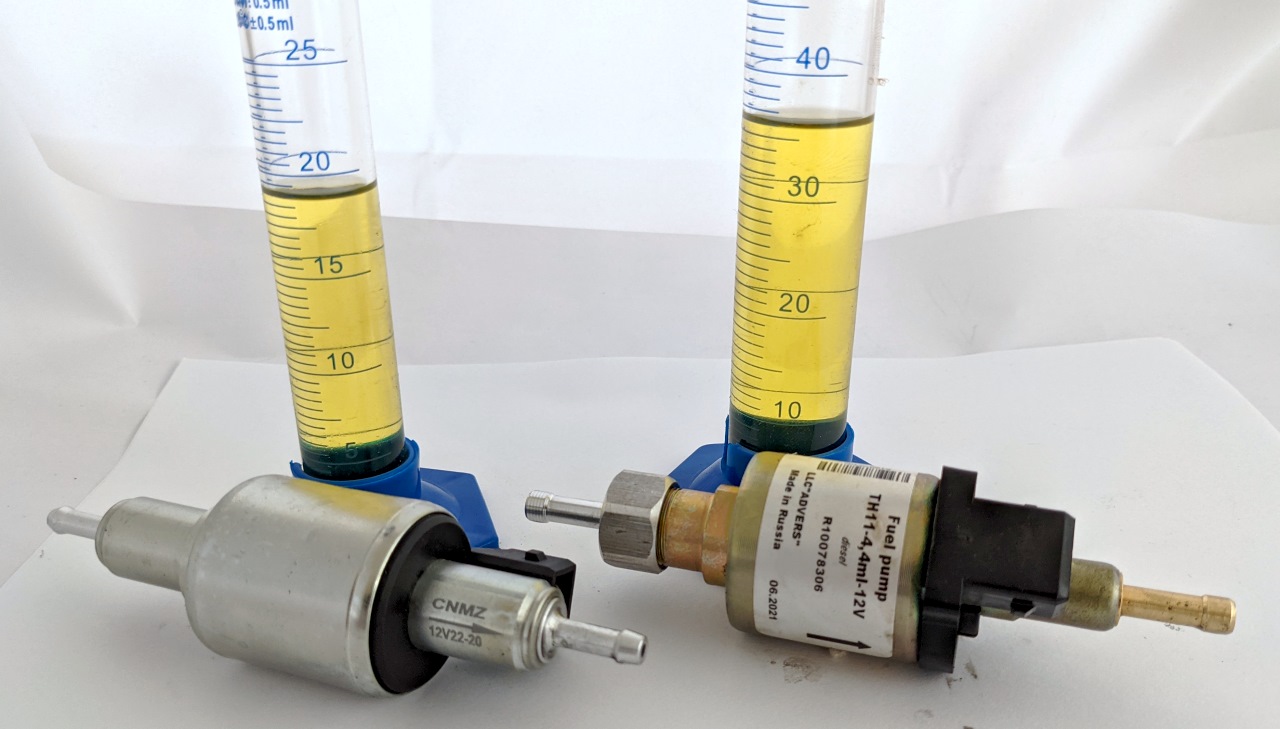 Vergleich zwischen einer Chinesischen Diesel Dosierpumpe mit 22ml Leistung links und einer russischen Diesel Dosierpumpe mit 40ml Leistung rechts. Zwei Glasröhrchen zeigen die geförderte Menge Diesel. 