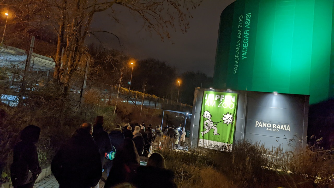 Menschen stehen in Hannover am Zoo vor dem ehemaligen Panorama Regenwald Kino Silo in einer Schlange, um sich gegen Corona impfen zu lassen. 