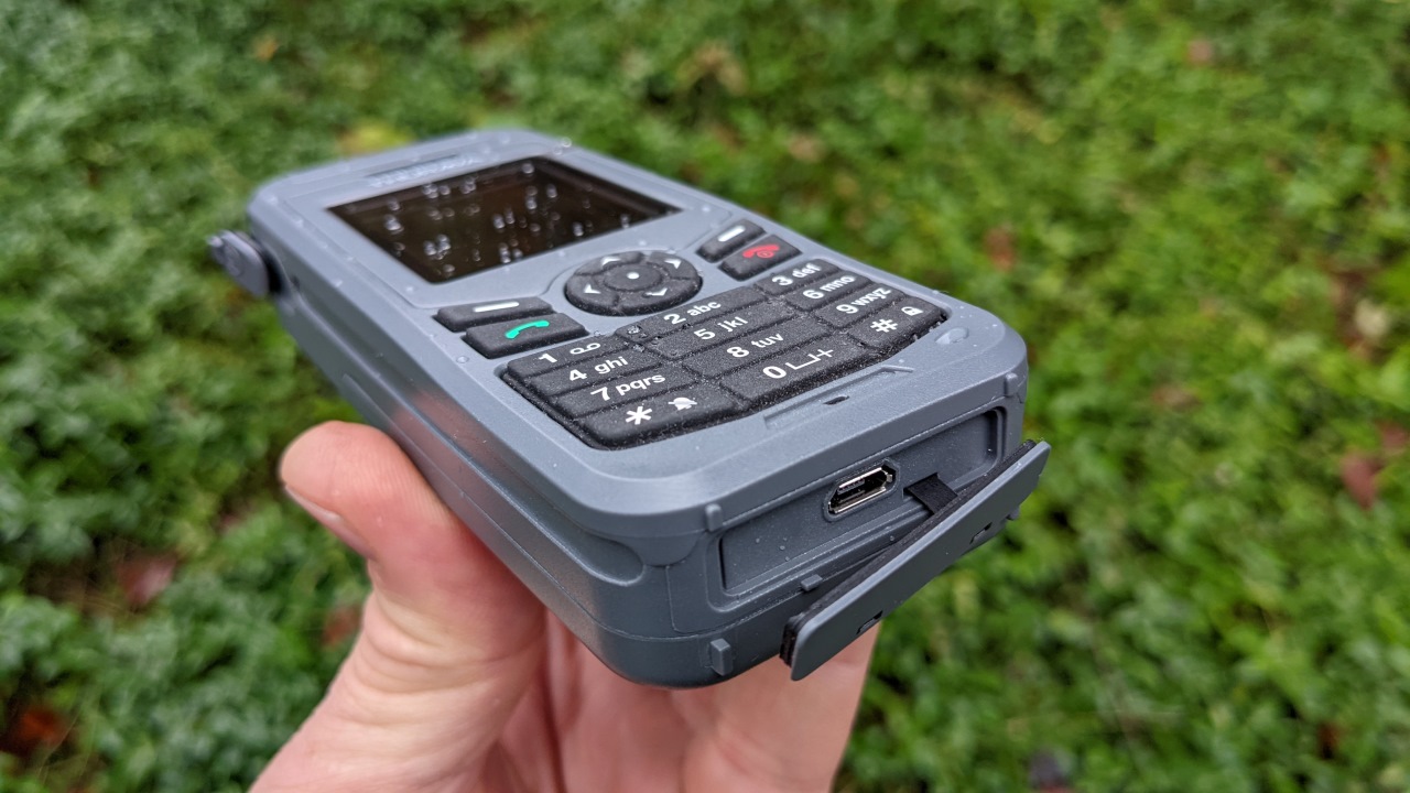 Graues Thuraya XT-lite v2 Satellitentelefon, hervorgehoben ist bei der Aufnahme der Mikro USB Anschluss