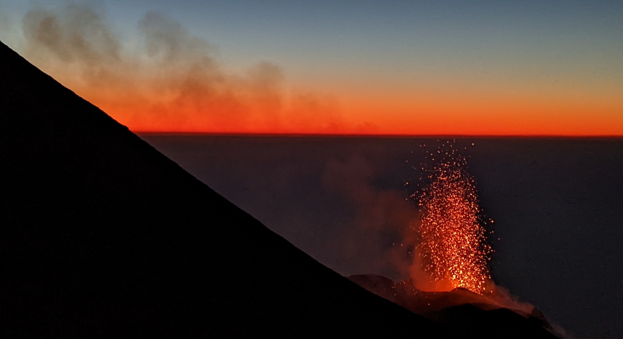Ausbruch vom Stromboli während der Dämmerung fotografiert, hell glühende Lava Brocken werden nach oben geschleudert. 