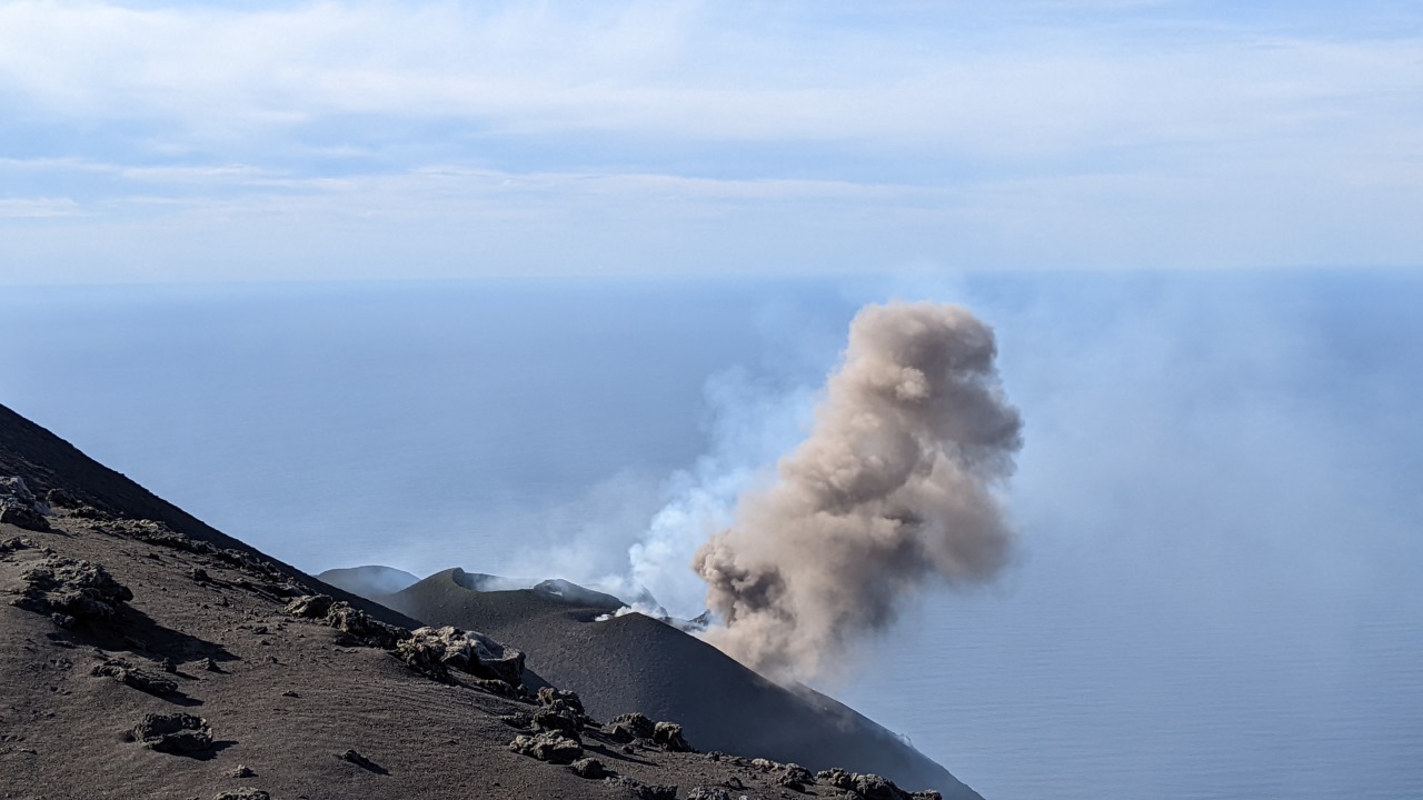 Stromboli am Tag, der dunkle Rauch und Asche Wolken ausstösst