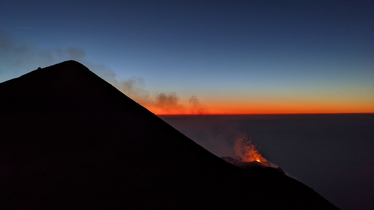 Stromboli Vulkan und Pizzo Sopra la Fossa während der Dämmerung