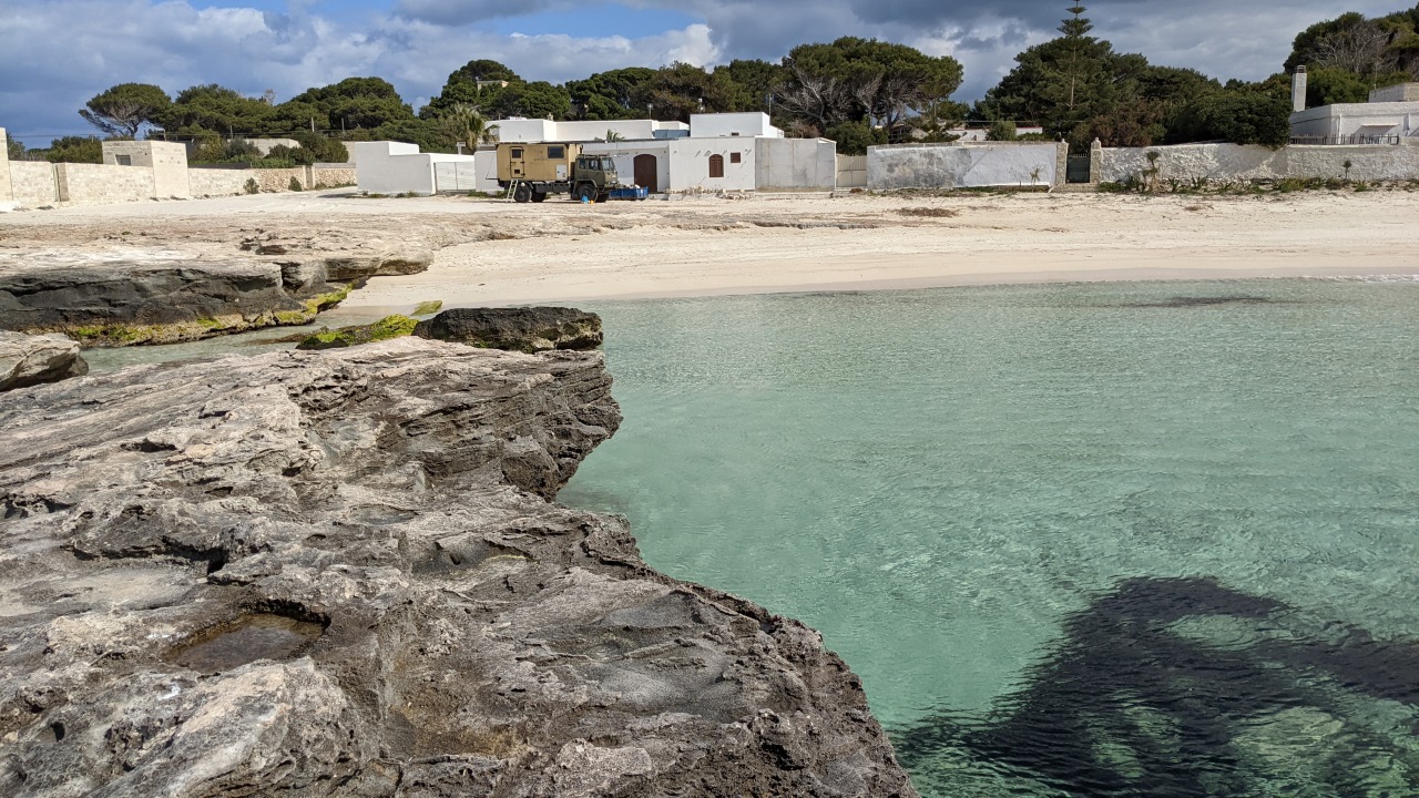 DAF T244 Truck parkt am  Lido Burrone in Favignana. 