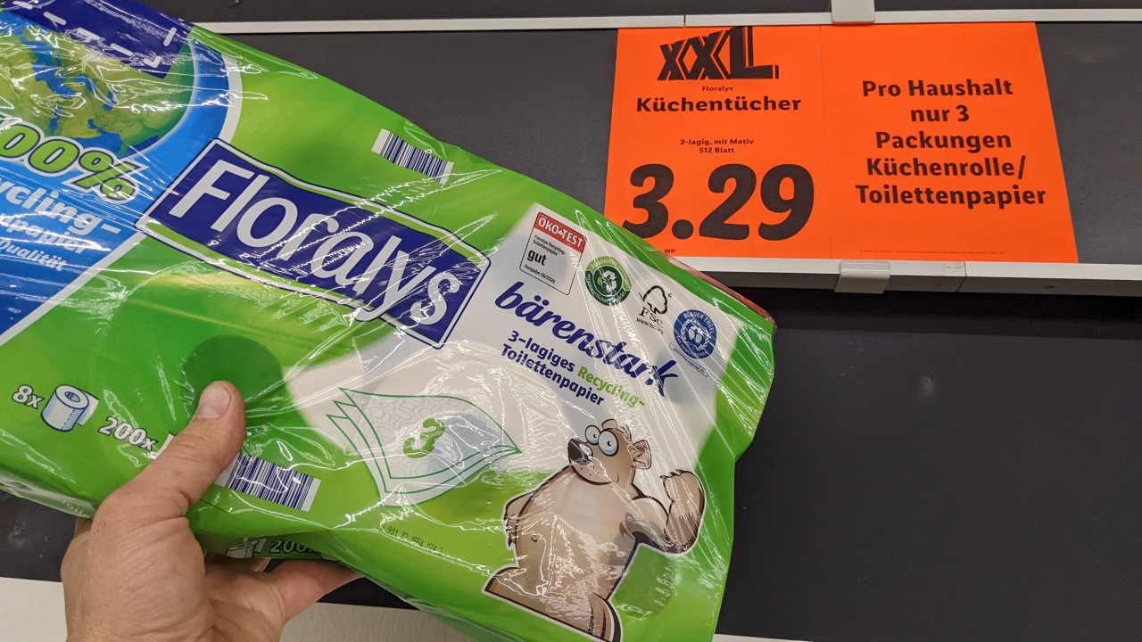 Eine Packung Toilettenpapier in einem Supermarkt. Ein Schild weist darauf hin, dass pro Haushalt nur eine Packung gekauft werden darf. 