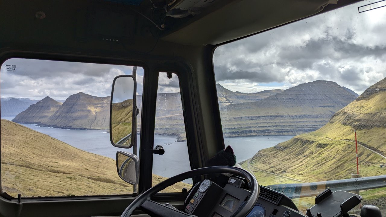 Blick aus der LKW Kabine über das Lenkrad hinweg auf den Sundini Fjord Föröer Inseln. 