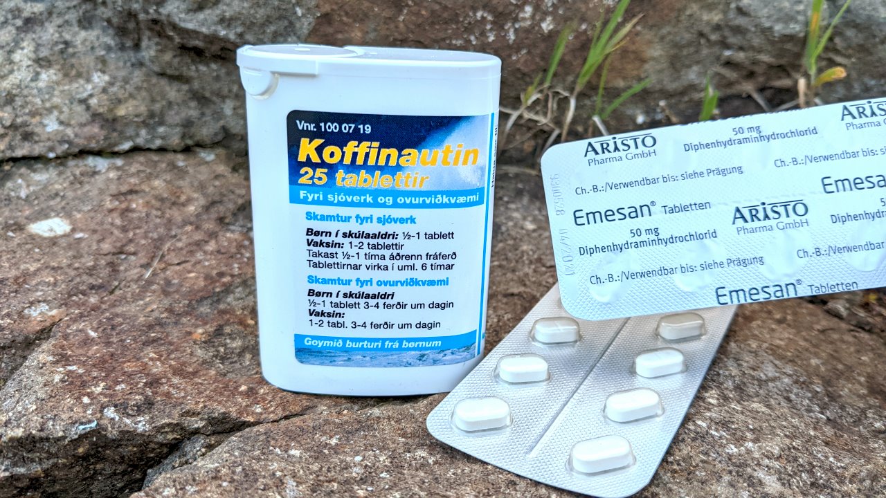 Eine Kusrstoffdose mit 25 Koffinautin Tabletten und zwei Blisterverpackungen Emesan mit Dimenhydrinat gegen Seekrankheit