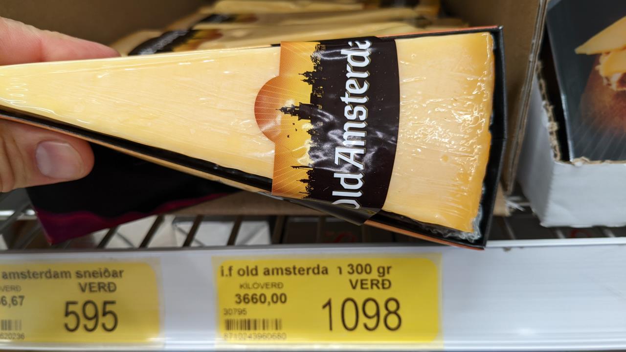 Ein Stück Käse der Sorte OldAmsterdam, das Preisschild zeigte einen Kilopreis von 3660 ISK und einen Stückpreis von 1098 ISK isländischen Kronen