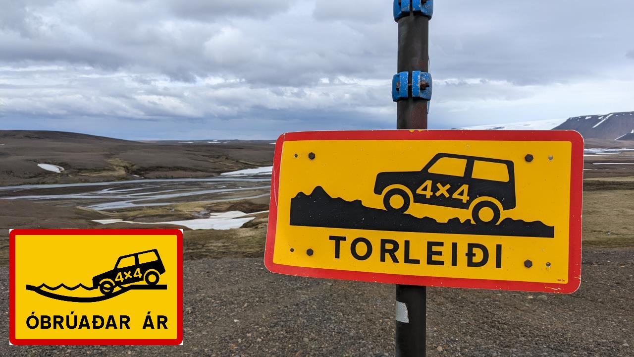 Ein gelbes Torleidi Schild in Island, was auf unwegsames und nur mit einem Geländewagen zu befahrenes Gebiet hinweist. In das Bild wurde eine zusätzliche Grafik eingefügt, die ein 4x4 Auto beim befahren einer Wasser Furt darstellt. 
