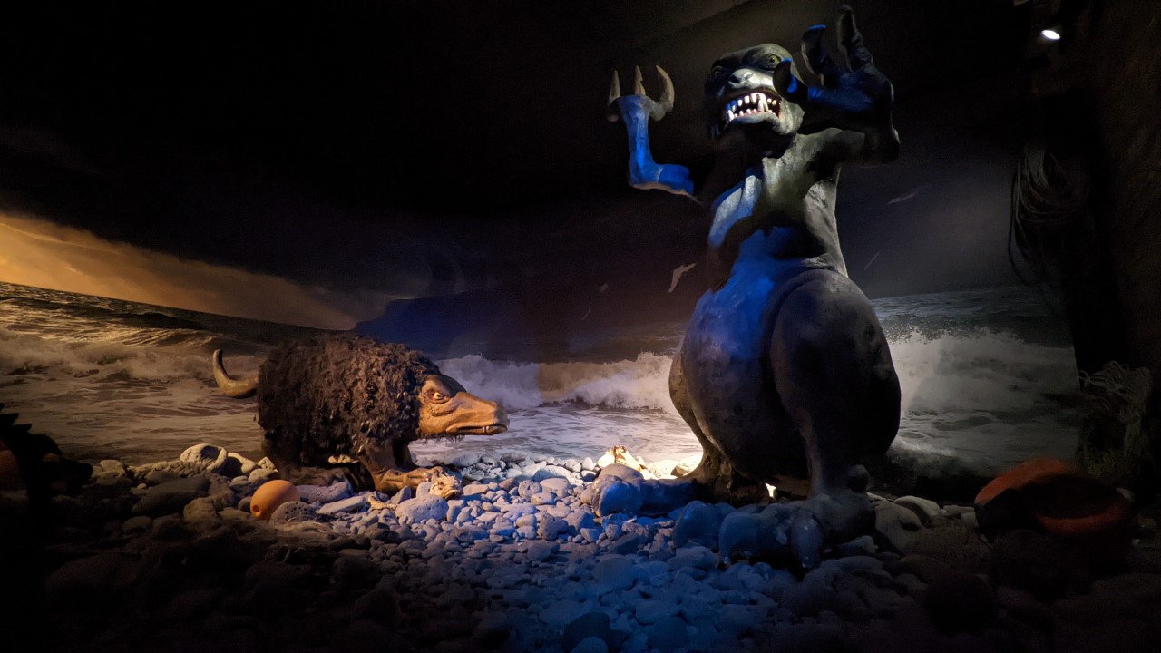 Darstellung von zwei Seeungeheuern im Seeungeheuer Museum Bildudalur