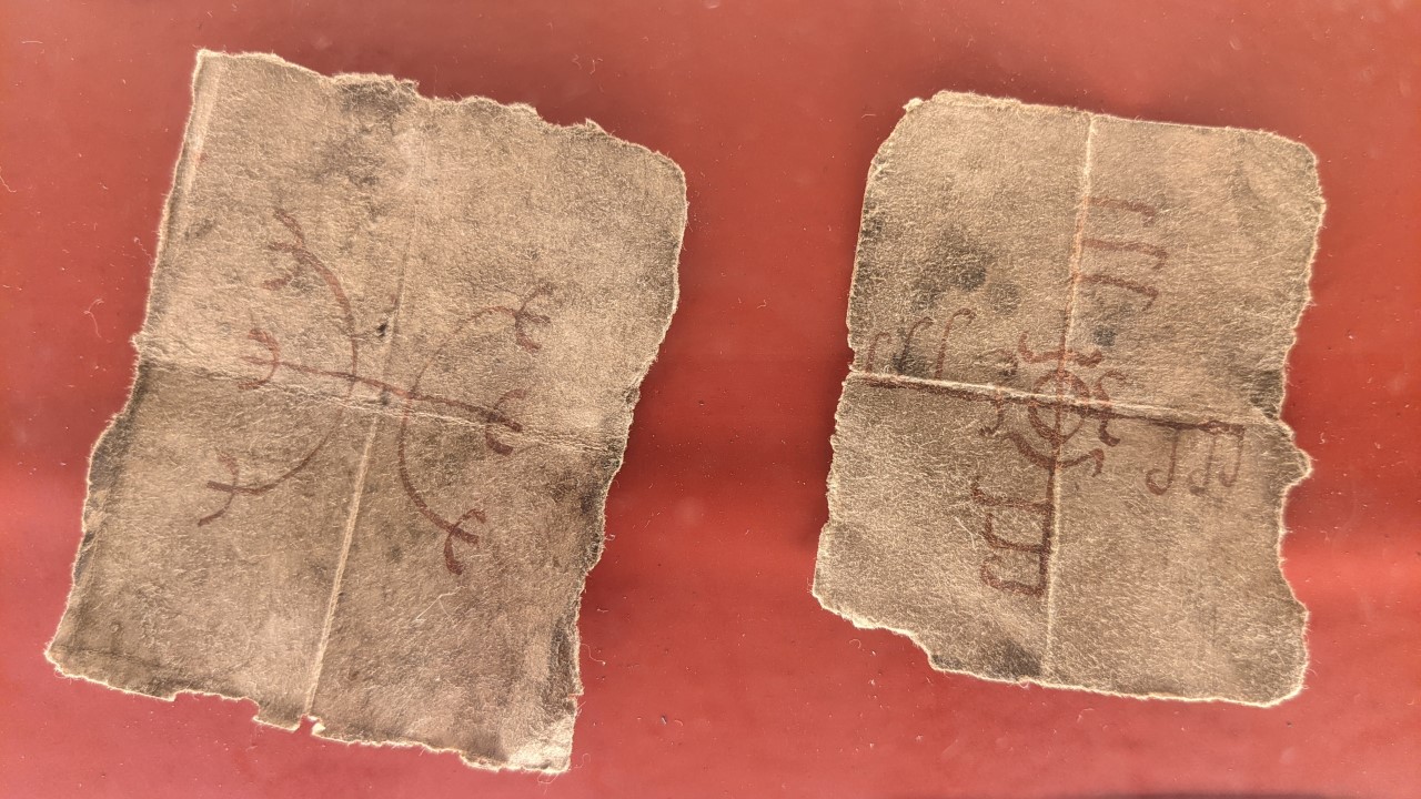 Nachbildung von zwei Schriftstücken mit isländischen Runen