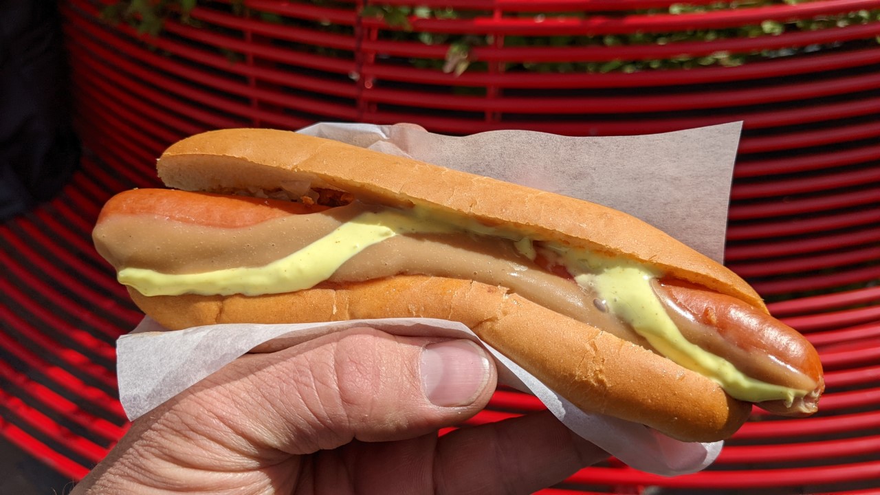 Ein Hot Dog mit Ketchup und Senf