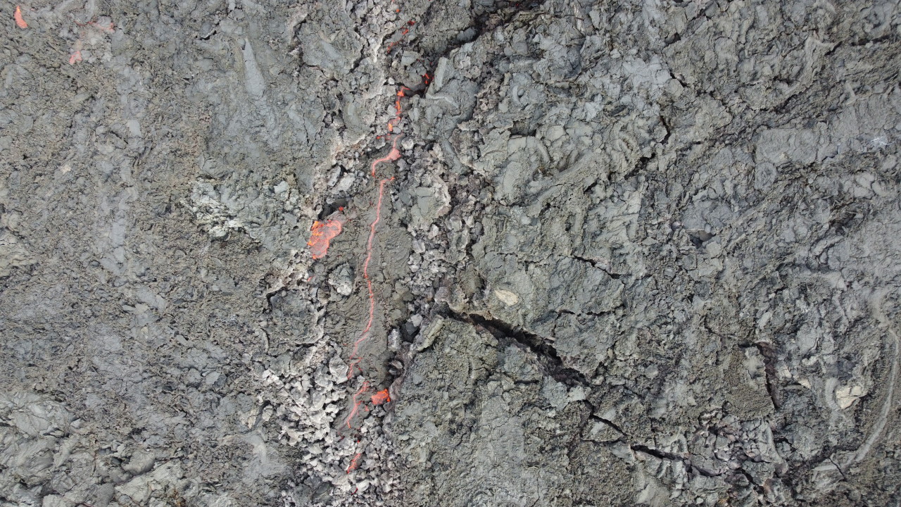 Luftbild glühende Lava Spalte zwischen erkaltetem Magma