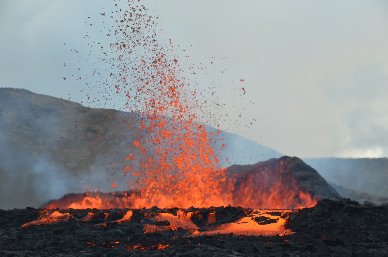 Eine Lava Fontäne schiesst aus dem Vulkan Meradalir in Island