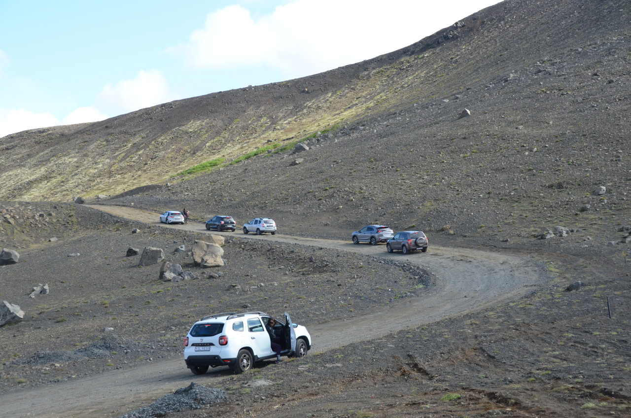 Sech Autos stauen sich auf der westlichen Zufahrt zum Parkplatz vom Vulkanausbruch Fagradalsfjall