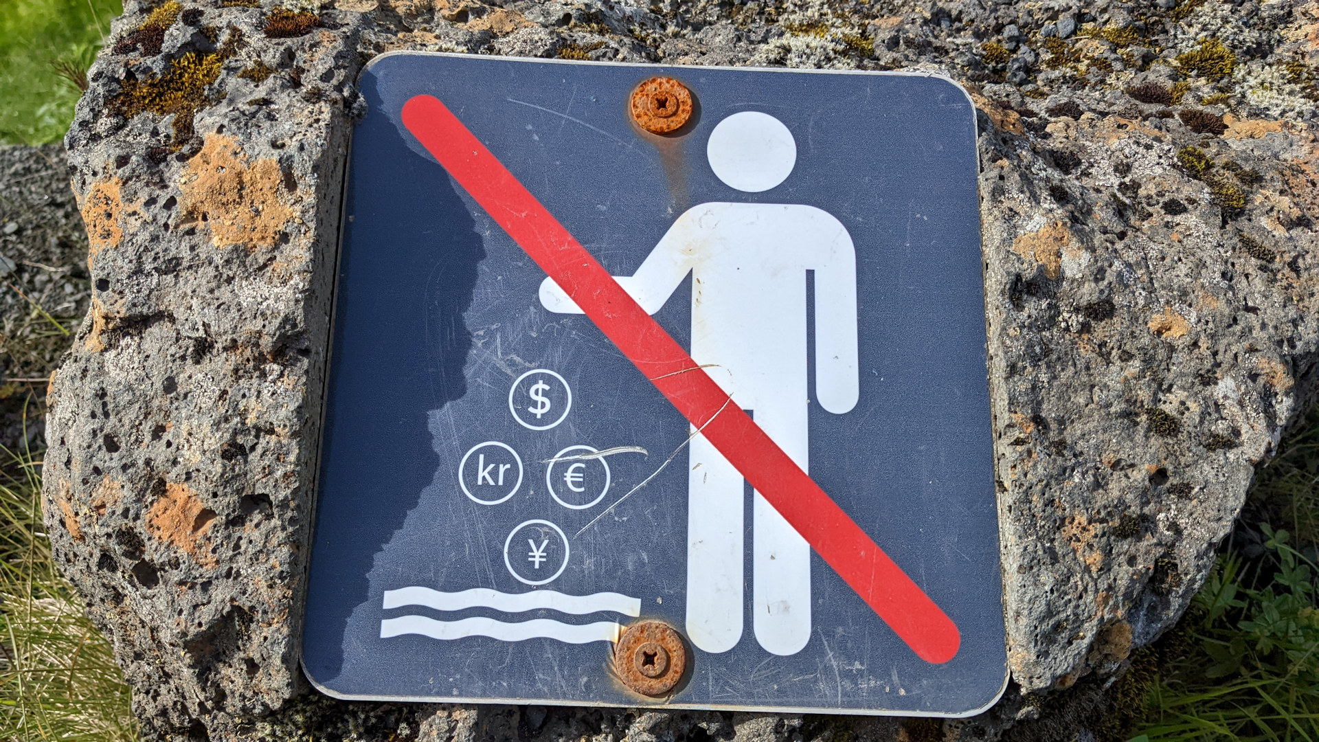 Schild in Island für das Verbot, Münzen ins Wasser zu werfen