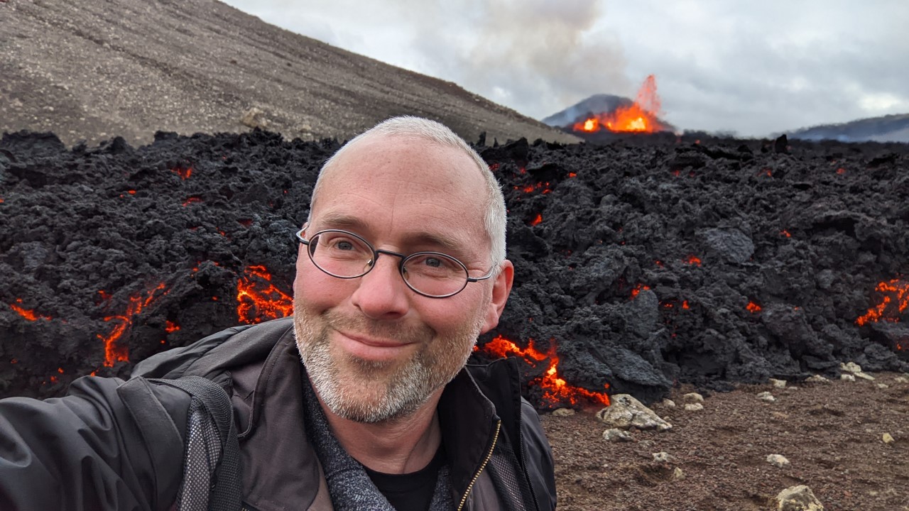 Selfie von Chris vor der erkalteten, nicht mehr flüssigen, aber noch heissen und teilweise rot glühenden Lava vom Meradalir