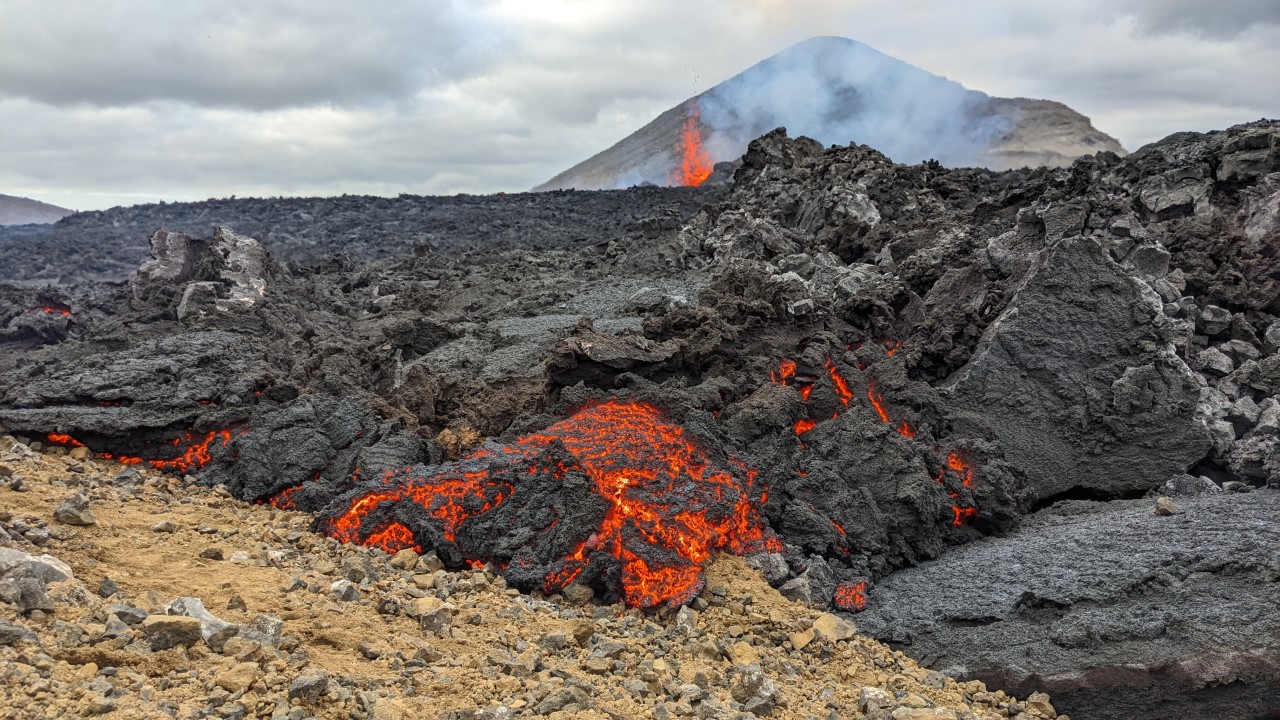 Nahaufnahme glühende Lava Vulkan in Island