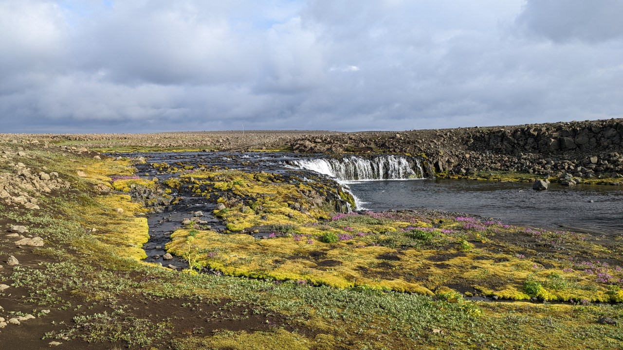 Wasserfall aus der klassischen Sprengisandur Offroad Piste in Island