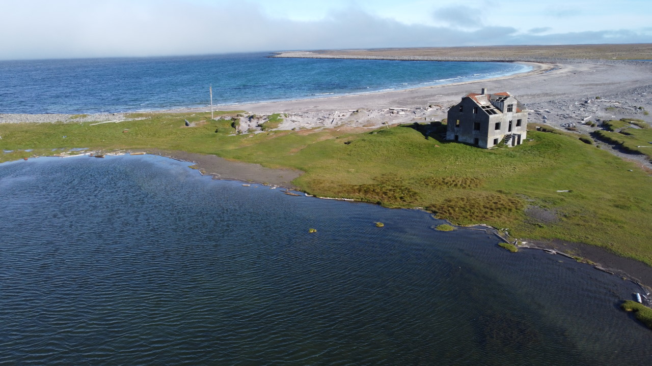 Verlassenens Haus in der Rifstangi Landzunge Meeres Bucht