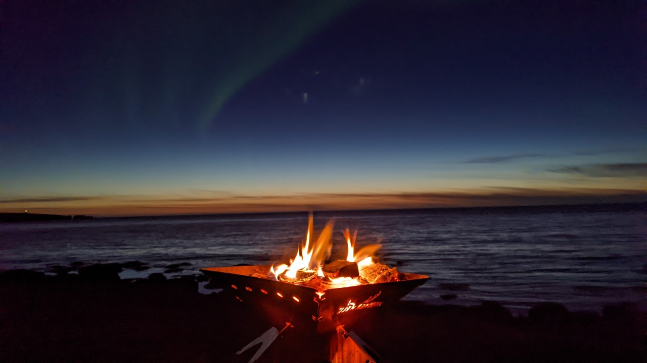 Feuer in einer Feuerschale am Meer