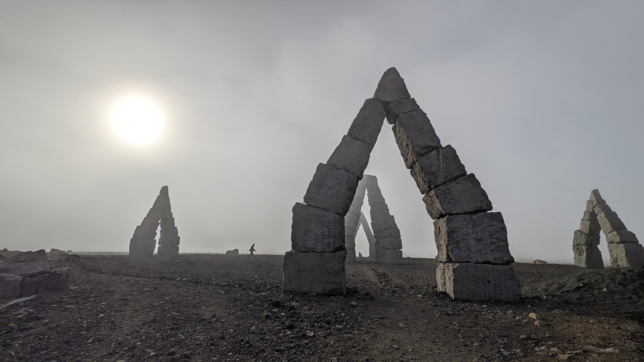 Artic Henge Kunstwerk im Nebel