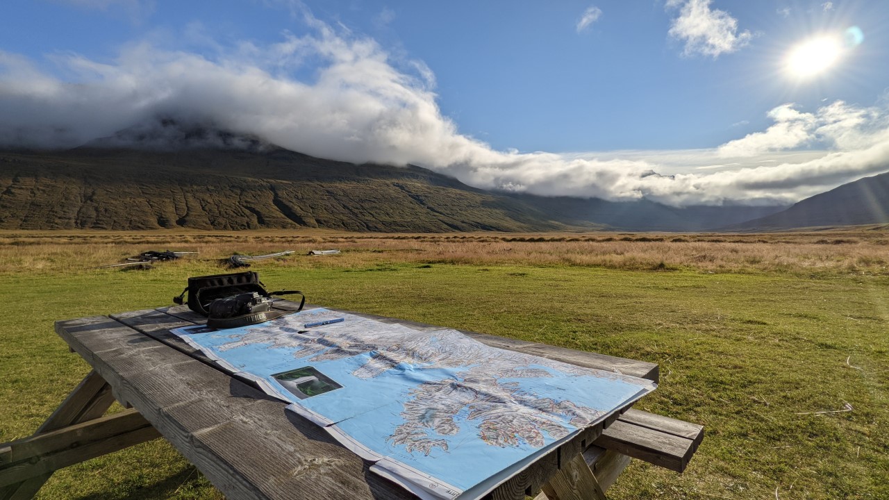 Ein Picknicktisch mit einer ausgebreiteten Karte am Ende der F948 in Island