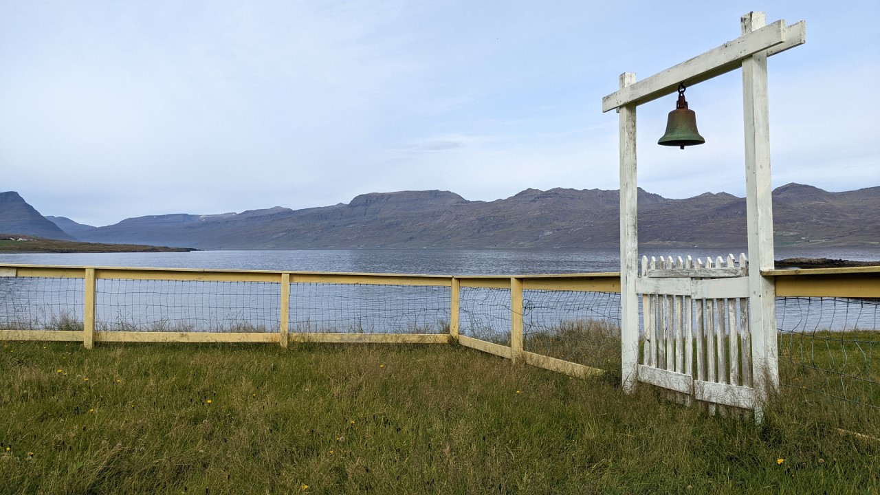 Friedhofsglocke in einem Fjord in Island
