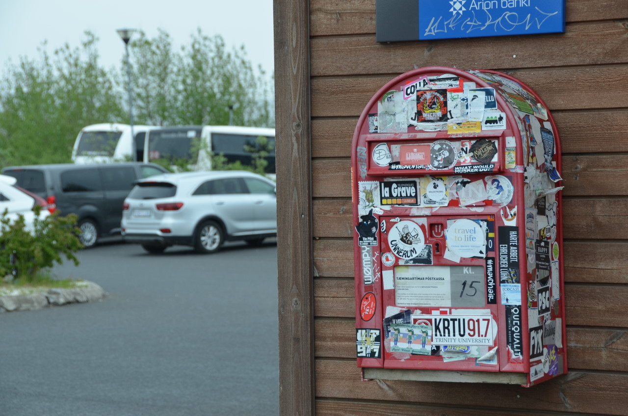 Roter Briefkasten mit unzähligen Aufklebern 