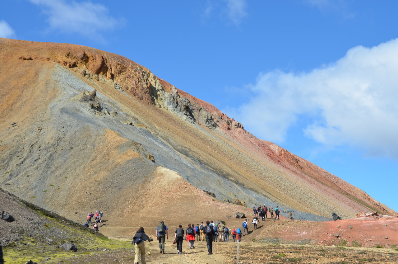 Eine Wandergruppe mit etwa 30 Teilbnehmern geht in Landmannalaugar Island spazieren. 