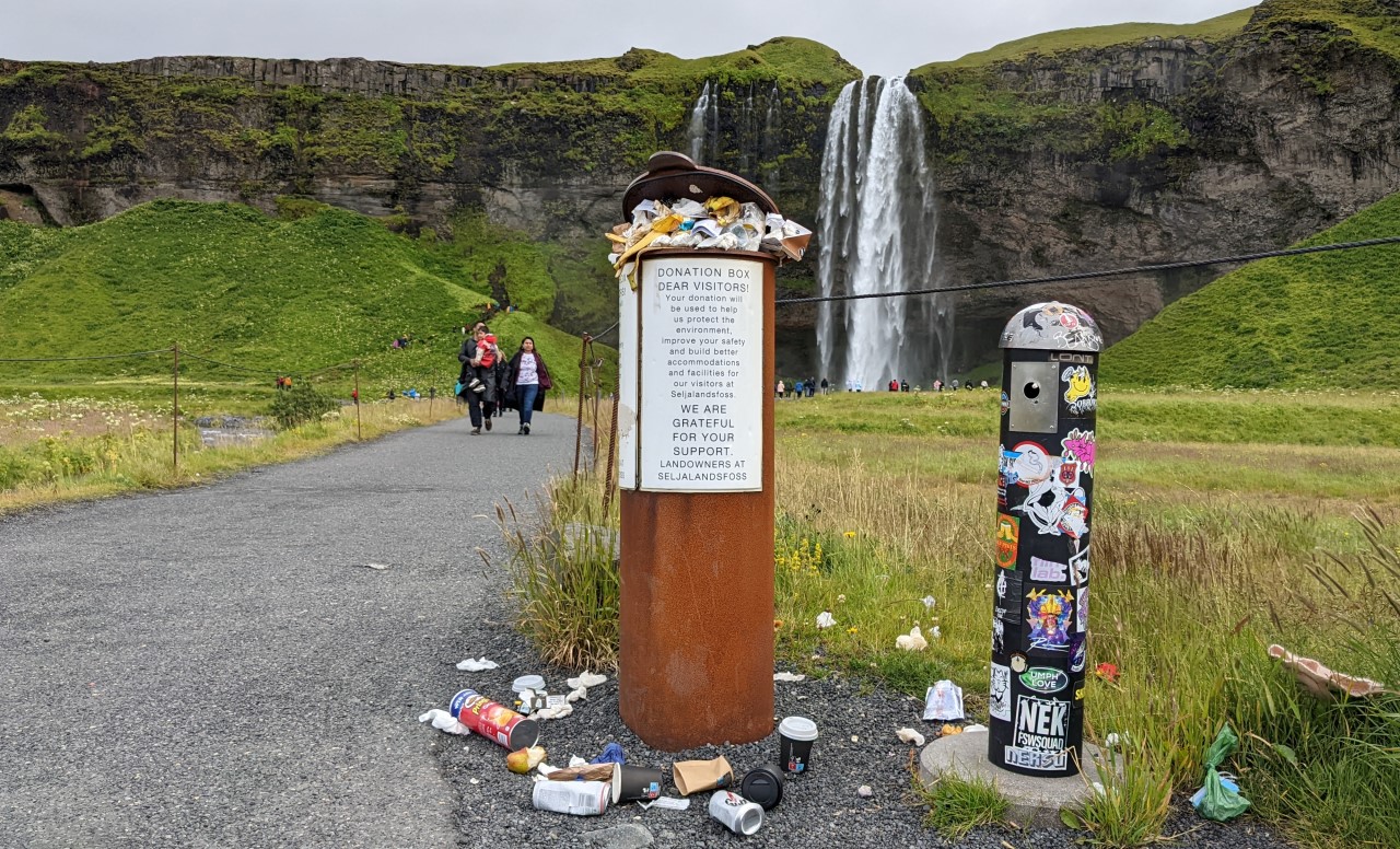 Eine vor Müll überquellende Spendenbox des Nationalparks in Island