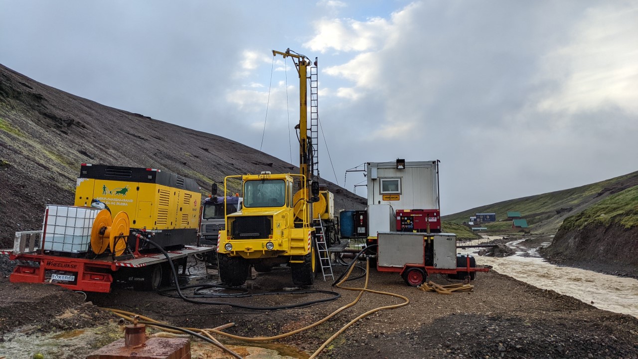 Baufahrzeuge bohren im Kerlingarfjöll  nach heissem Wasser