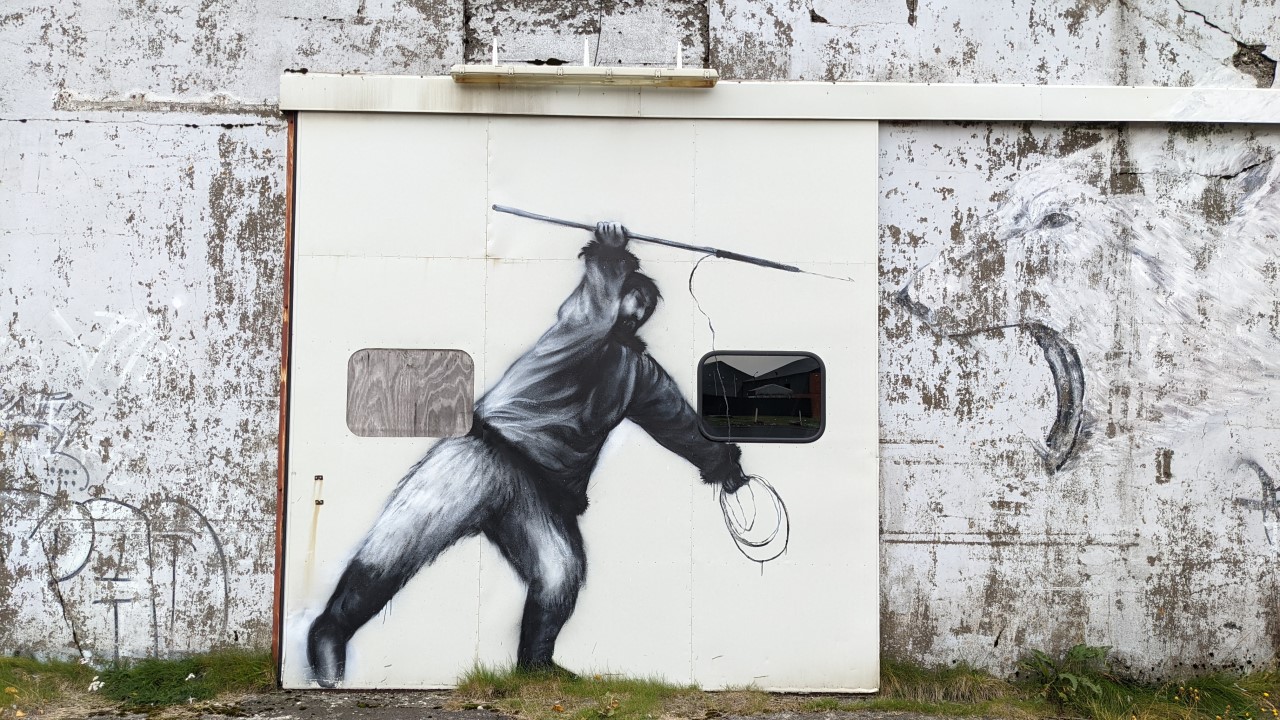 Graffiti in Island mit der Abbildung von einem Speerwerfer