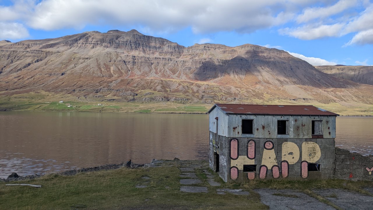 Verfallenes Haus im Seydisfjördur Island