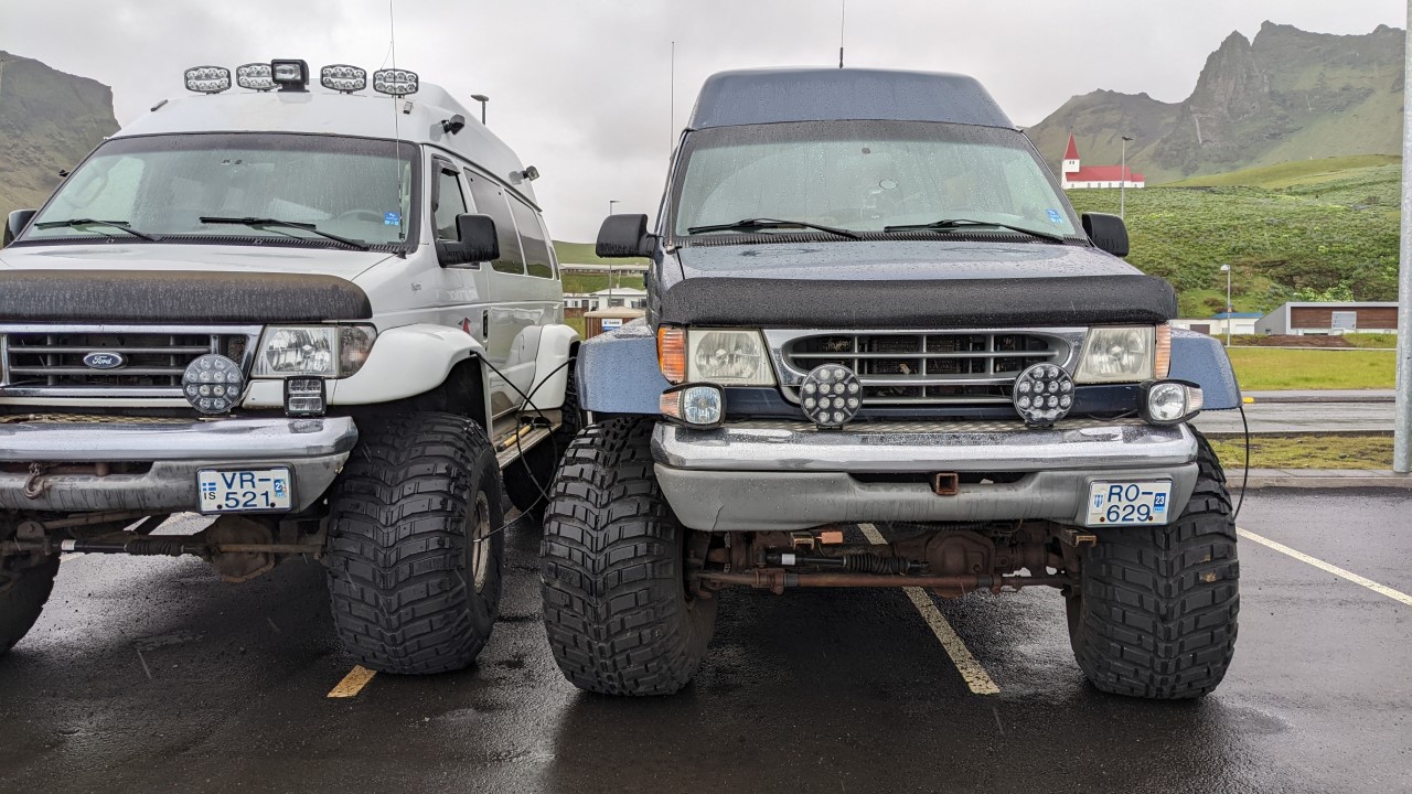zwei typische Geländewagen in Island mit geändertem Fahrwerk und Ballonreifen