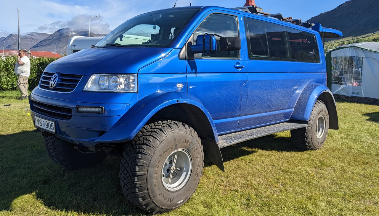 Modifizierter blauer VW T5 Bus mit Geländereifen, geändertem Fahrwerk  und extremer Höherlegung