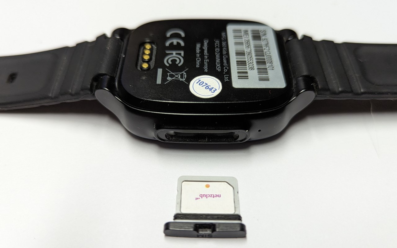 Schwarze Xplora x5 Smartwatch mit ausgebauter SIM Karte. Die Abbildung demonstriert das richtige Einlegen der Nano SIM Karte- 