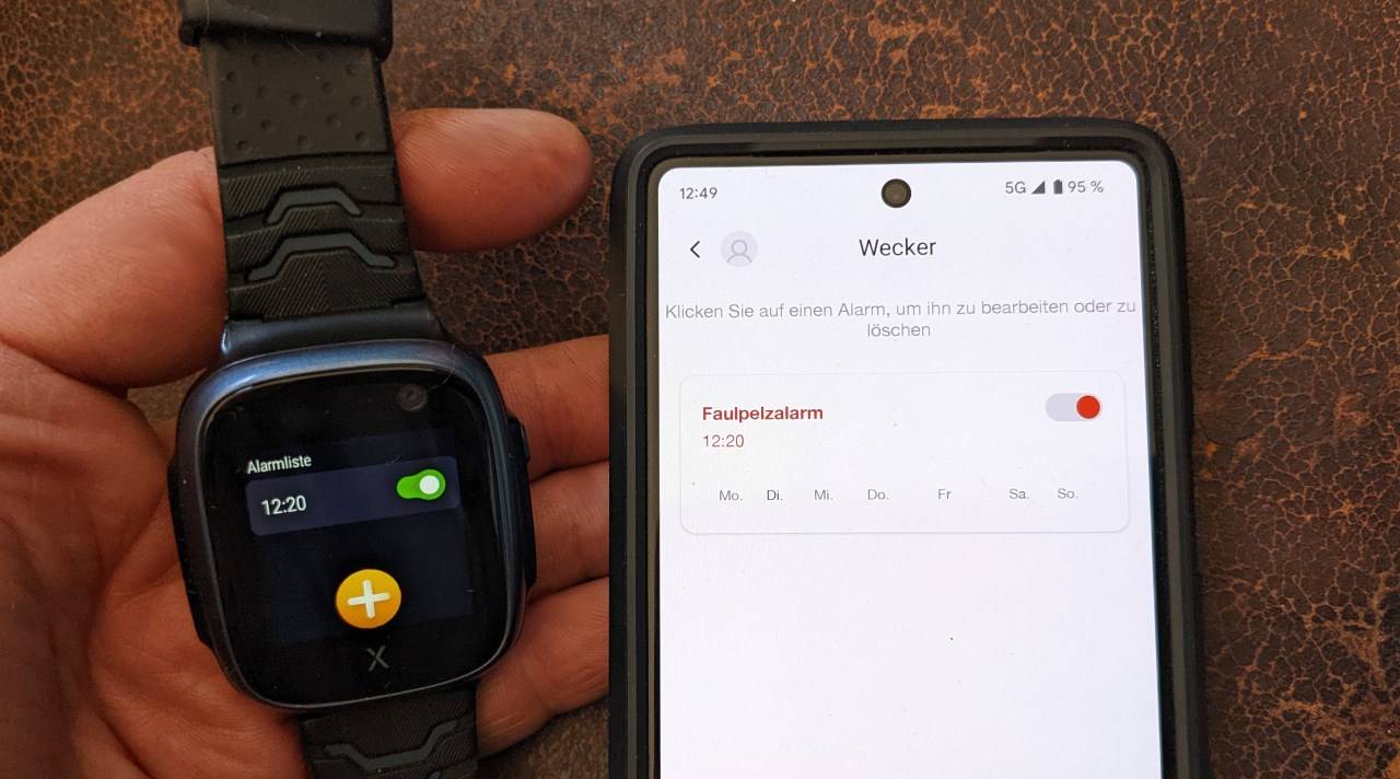 Xplora x5 Kinder Smartwatch neben einem Google Pixel Handy, auf dem ein Alarm eingerichtet wird. Der Alarm um 12:20 ist auf beiden Bildschirmen zu sehen. 