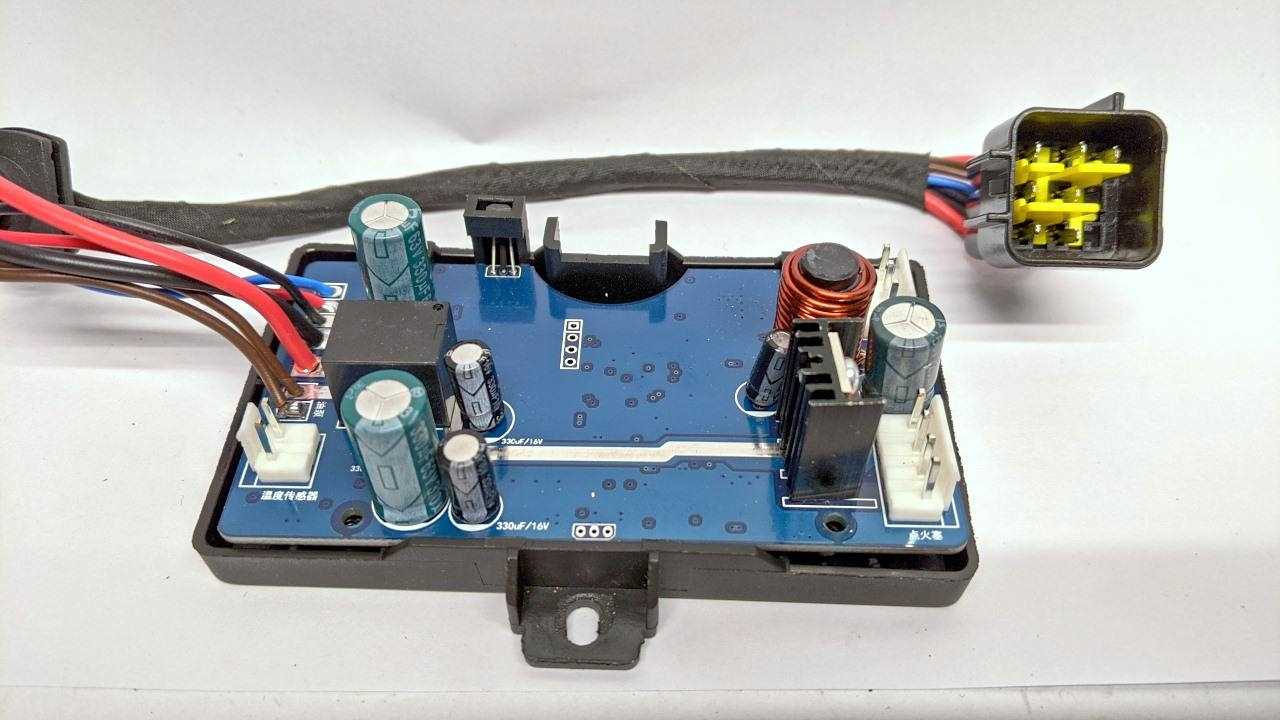 Steuerelektronik / Hauptplatine der chinaheizung, oberseite mit Anschlüssen und Anschlusskabel