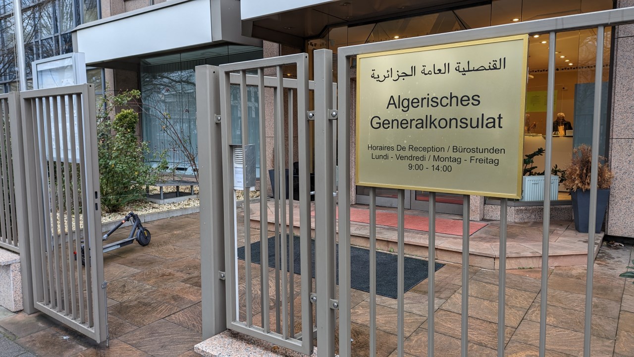 Vergitterter Eingangsbereich vom algerischen Generalkonsulat Botschaft in Frankfurt. 
