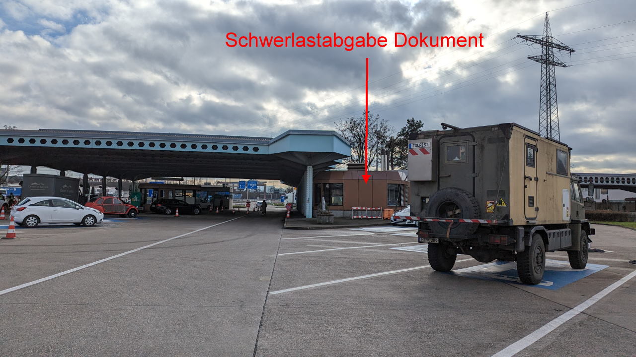 Schweizer Grenzübergang Richtung Basel. Das Büro für das Dokument Schwerlastabgabe ist mit einem roten Pfeil markiert.  