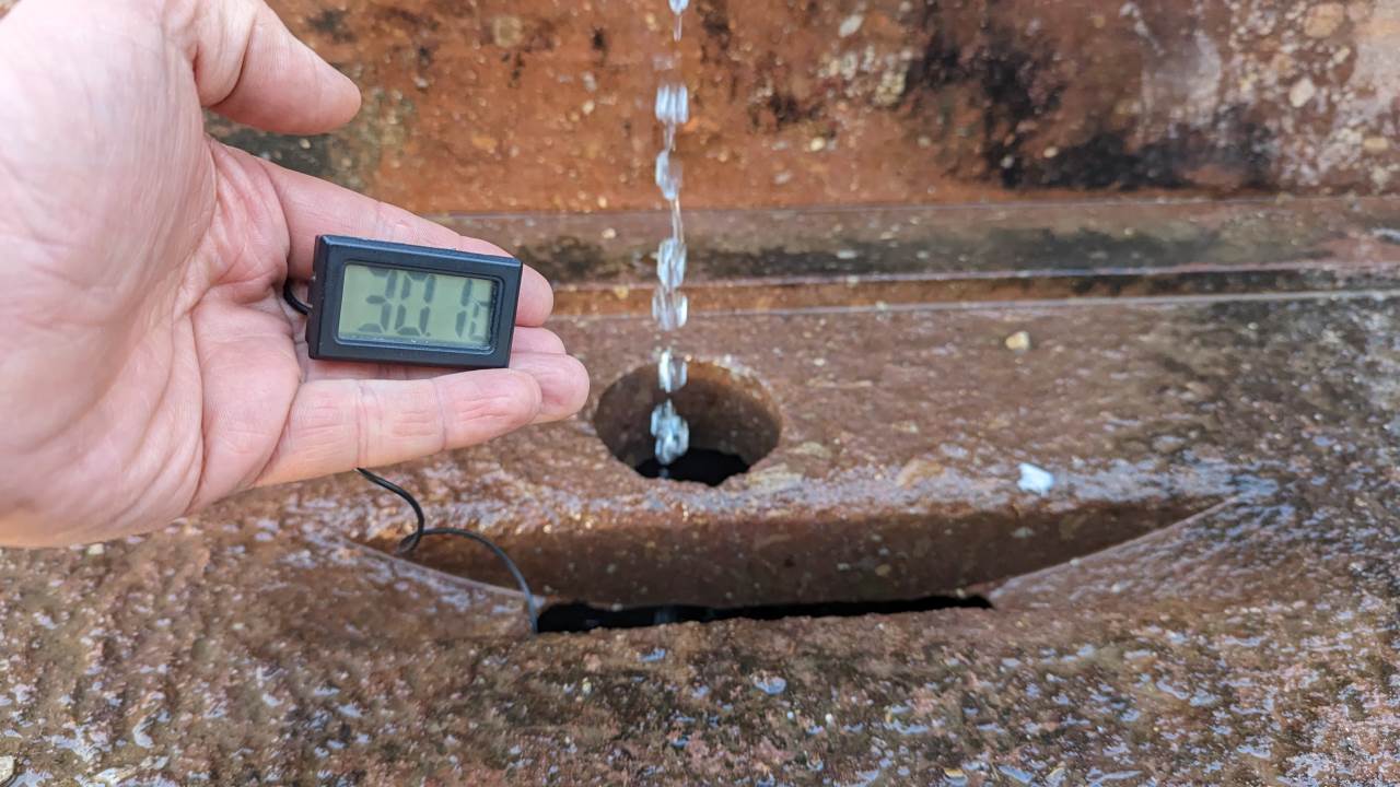 Detail Aufnahme der Lions Club Quelle, Benetutti. Wassertropfen, ein Thermometer zeigt 30,1 Grad. 
