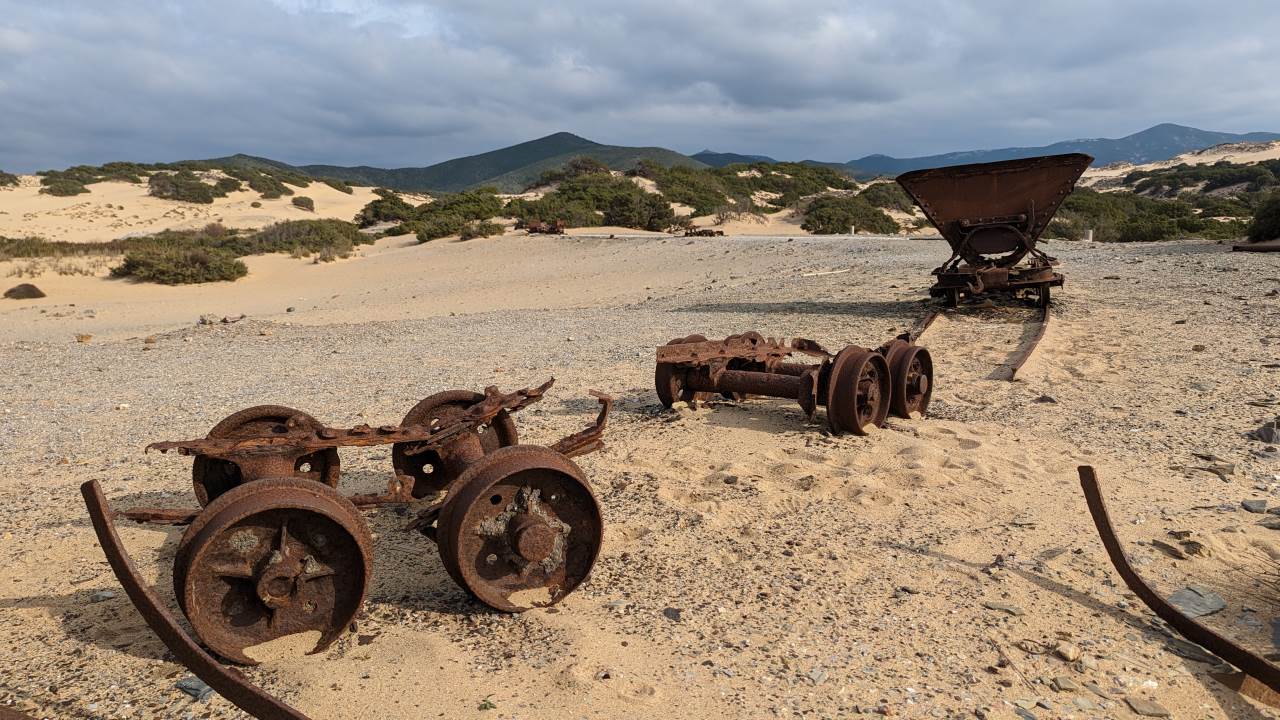 Achsen Reste einer Loren Bahn im Sand von Le Dune la Piscinas Sardinien