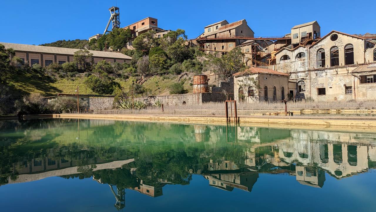 Ruinen Monteveccio Mine Sardinien vor Wasserbecken