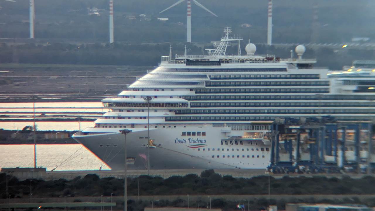 Kreuzfahrtschiff vergrössert durch ein Fernglas aufgenommen