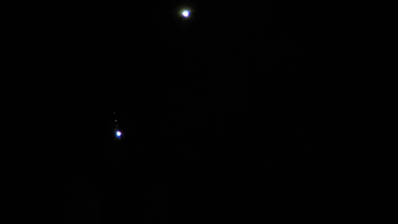 Improvisierte Nachtaufnahme von Venus und Jupiter durch ein Fernglas. Ganz schwach sind die vier Jupiter Monde zu ernennen