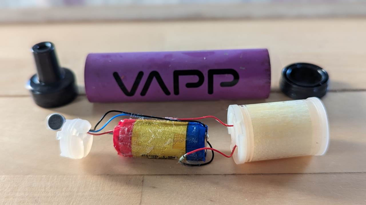 VAPP Einweg e-Zigarette auseinandergebaut. Der Wegwerfartikel besteht aus einem Chip, Lithium Batterie, Verdampfer. 